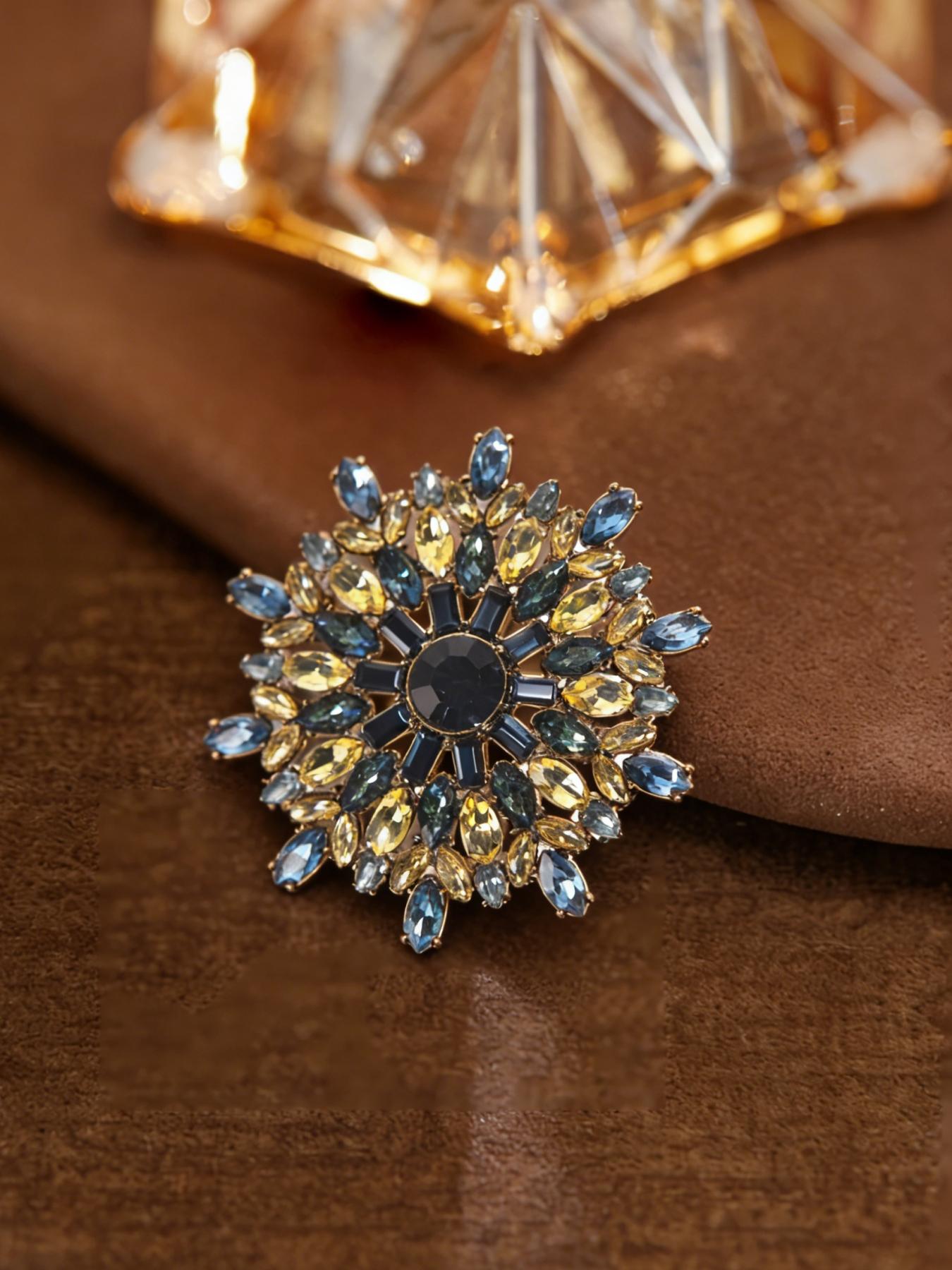 A fashionable and elegant snowflake shaped brooch, suitable for daily wear, vacation dates, and other occasions, and also a surprising and exquisite small gift.