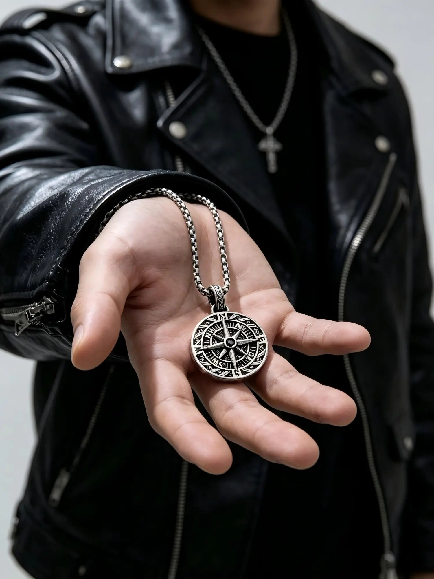 Viking Compass Necklace for Men Women, Vintage Silver Plated Vegvisir Pendant Choker, Retro Steampunk Cyber Grunge Goth Jewelry, Dark Academia Aesthetic Travel Protection Amulet Chain, Cool Streetwear Boyfriend Birthday Halloween Gift Idea