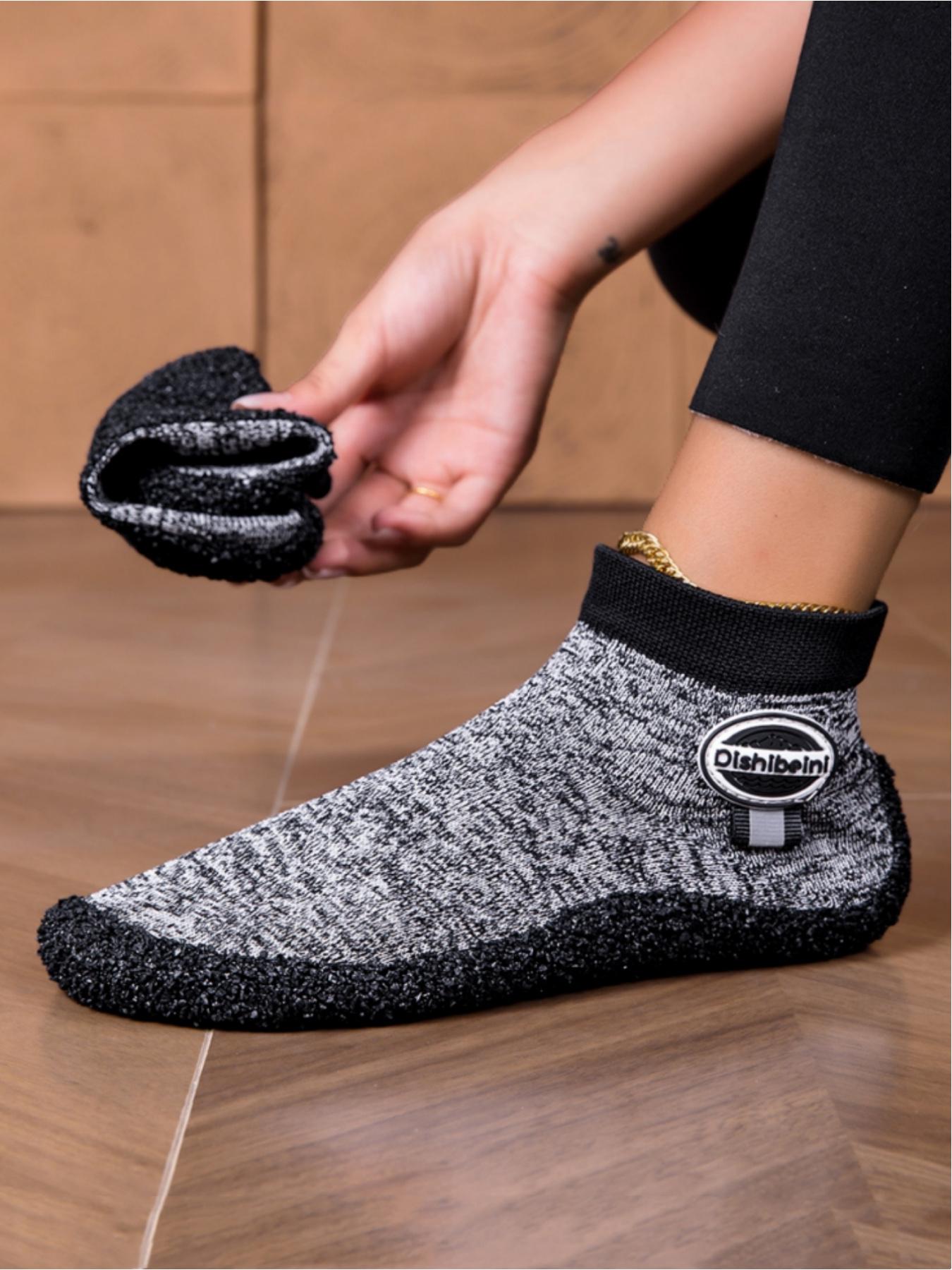 Ladies wear fitness yoga barefoot shoes, with widened toe caps that soft wrap around the foot shape and warm and comfortable lining. They are suitable for indoor home yoga casual wear, fitness training, swimming yoga and other sports scenes
