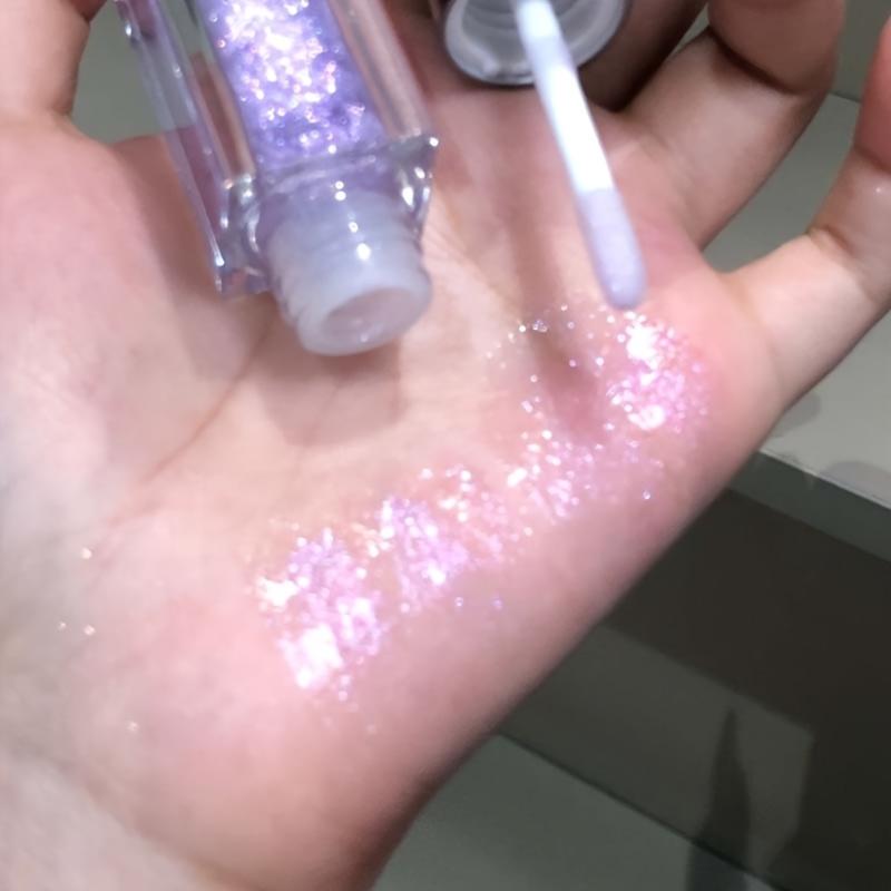 Shimmering Glitter Lip Gloss, Radiant Metallic Pearl Finish, Shiny Makeup Effect with Long-Lasting, Non-Sticky Formula, Suitable for All Skin Types