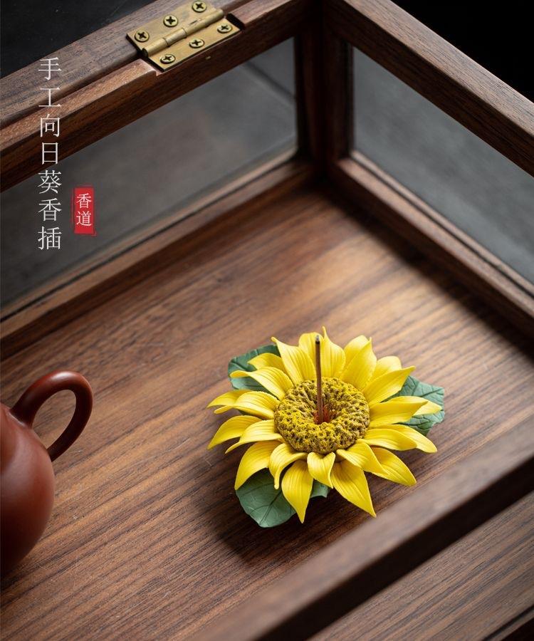 Wholesale handcrafted sunflower ceramic incense holders, sunflower incense stick holders, aromatherapy ceramic ornaments.