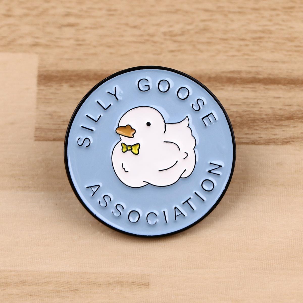 Adorable Cartoon Goose Enamel Pin Charm, Cute Bow Tie Design, Durable Lapel Pin for Clothing & Bags, Unisex Gift Idea