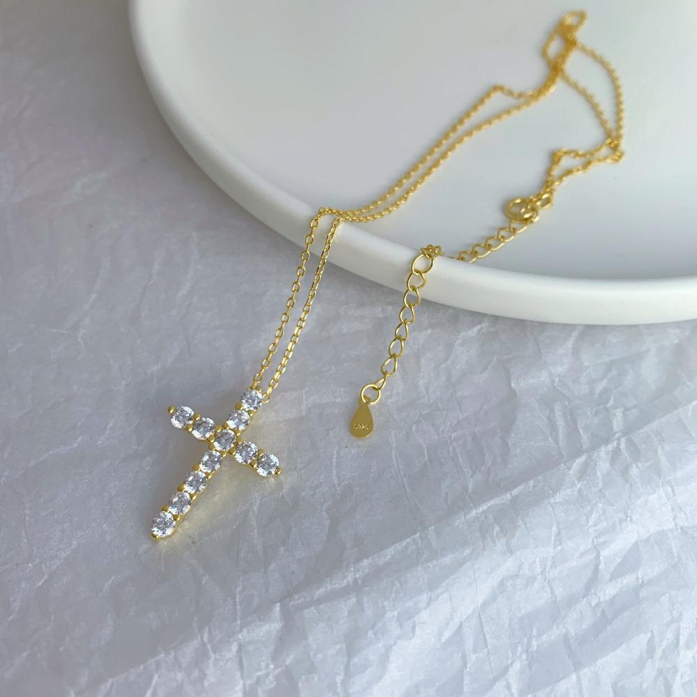 （TY018）S925 Sterling Silver Cross Pendant Necklace Simple Design, Sparkling and Charming, Perfect Gift for Women’s Daily Wear