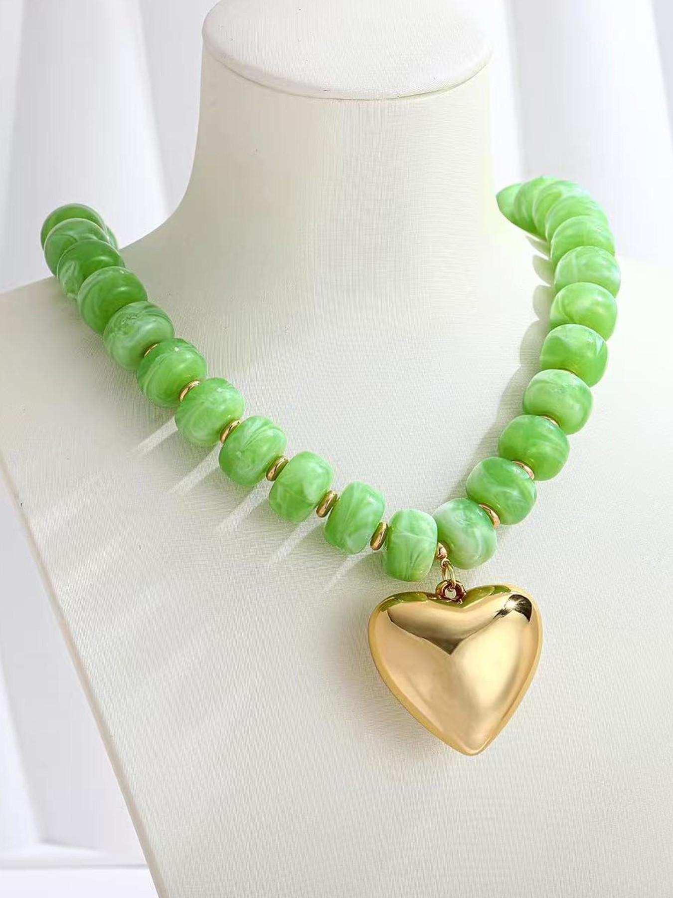 Gold Heart Pendant Necklaces for Women Colorful Acrylic Resin Beaded Choker Necklace Fashion Chunky Statement Beaded Heart Necklace