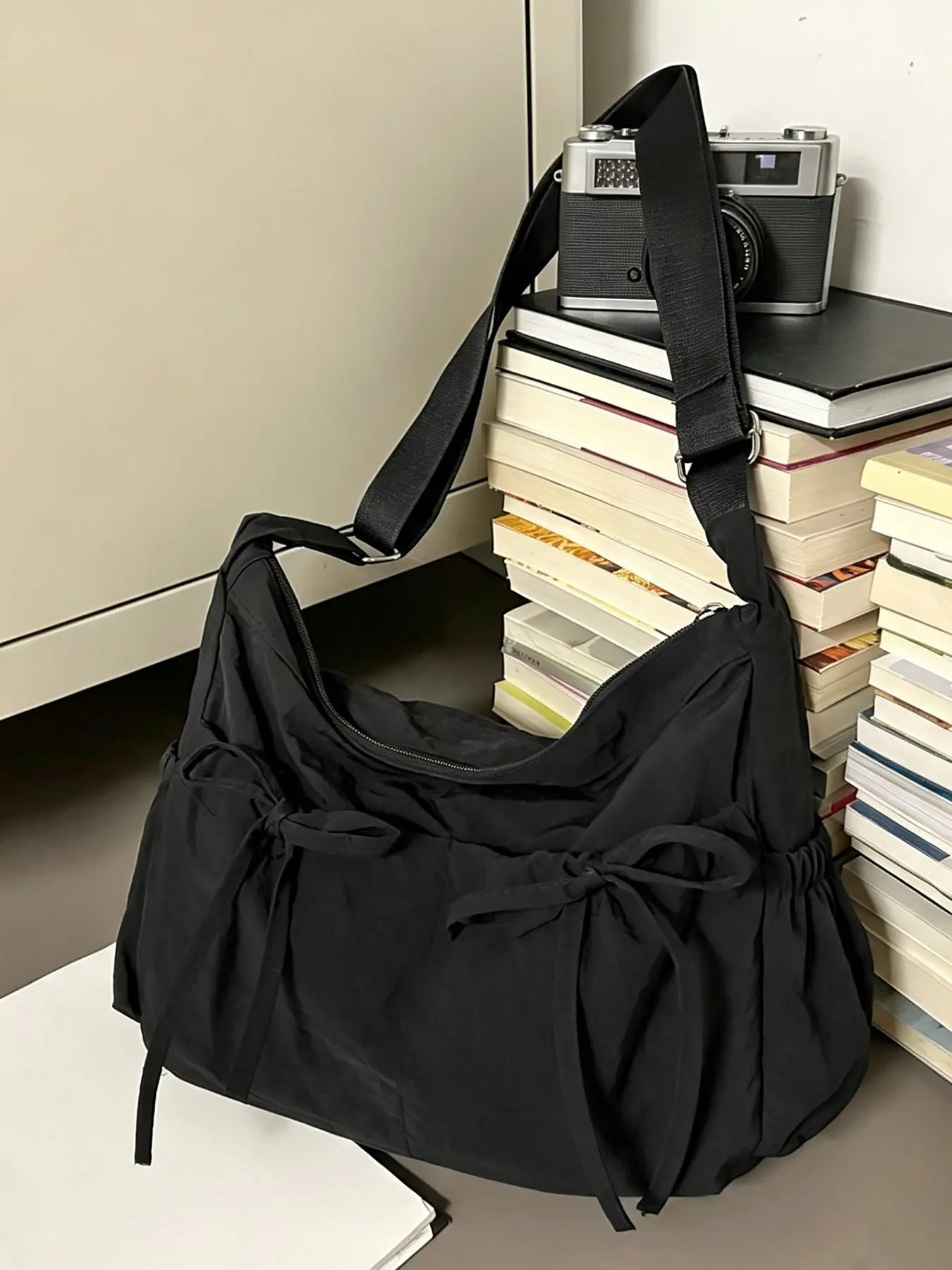 Korean-style drawstring canvas shoulder bag with pleats, simple solid-color soft washed fabric bag, adjustable widened shoulder strap, large-capacity bag perfect for students, commuting, shopping, traveling, and casual everyday use.