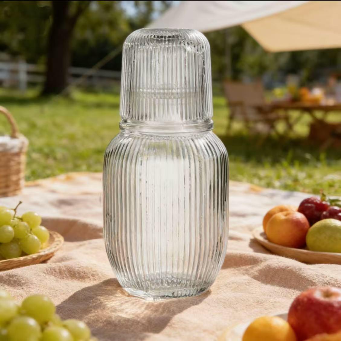 Premium Vintage Embossed Glass Bedside Carafe & Tumbler, Large Capacity Ins Style Thickened Explosion-Proof Pitcher with Dustproof Inverted Cup, Reusable Heat Resistant Stylish Drinkware Beverage Glassware for Home Living Room Hosting Office