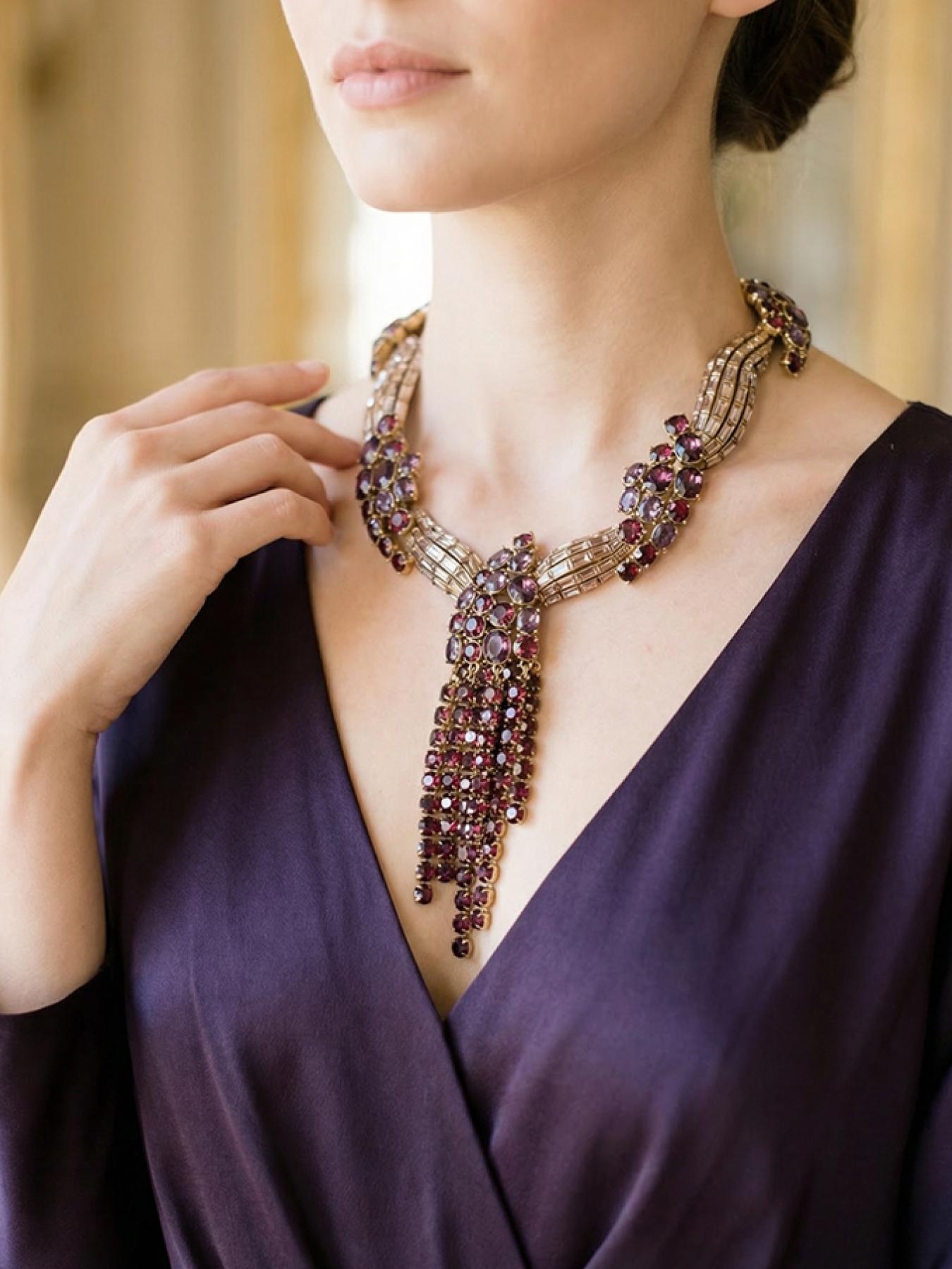 A noble and elegant tassel studded diamond necklace, suitable for daily wear, vacation dates, and other occasions, and also a surprising and exquisite small gift.