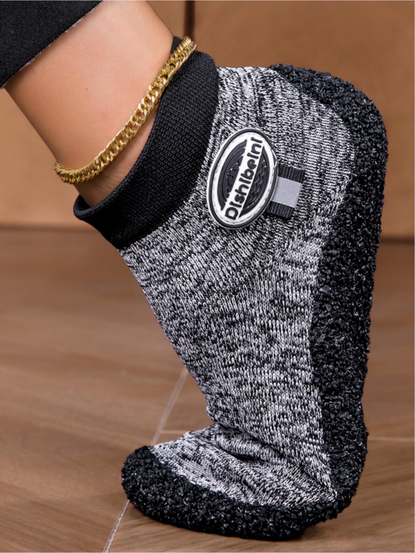 Ladies wear fitness yoga barefoot shoes, with widened toe caps that soft wrap around the foot shape and warm and comfortable lining. They are suitable for indoor home yoga casual wear, fitness training, swimming yoga and other sports scenes