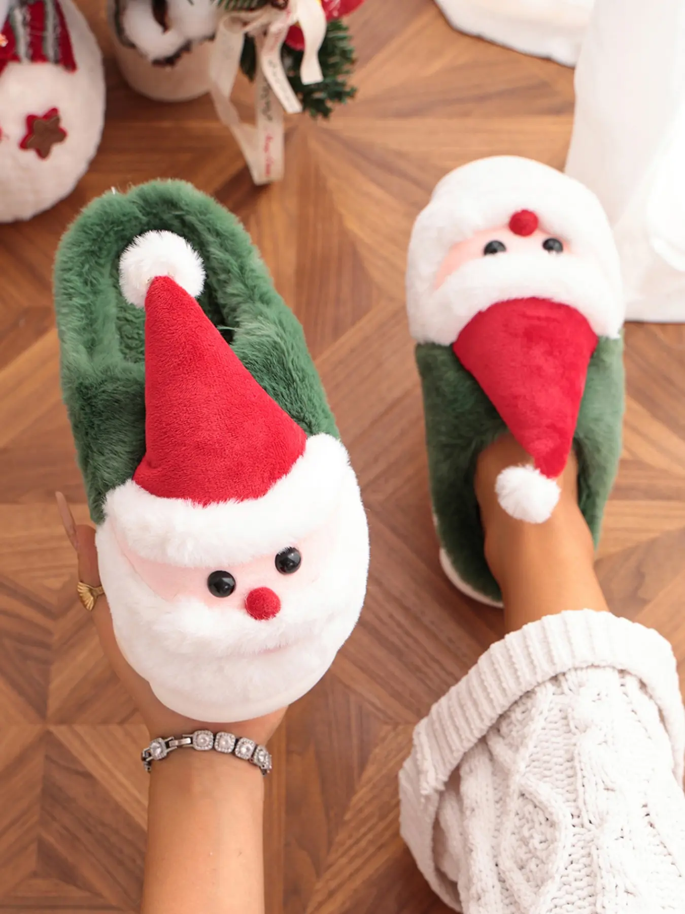 Ladies Red Green Christmas Plush Slippers, Santa Face Fuzzy Warm Bedroom Slippers, Holiday Gift Casual Loungewear Footwear