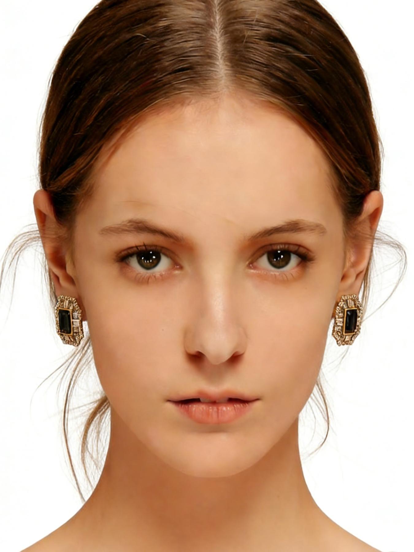 1 pair of retro light luxury black diamond square studded earrings, suitable for daily commuting, vacation and dating, and also a surprising and exquisite small gift.