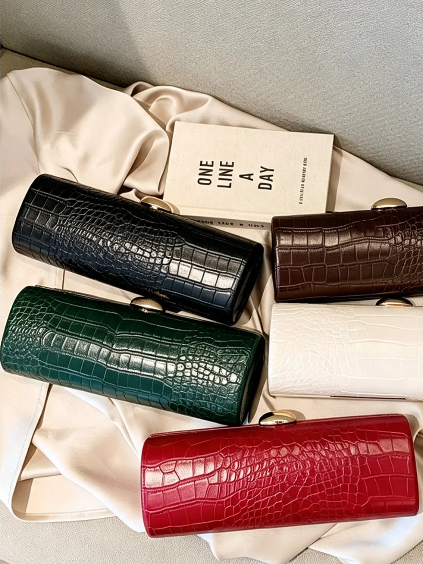 Luxurious Wedding Evening Bag, Alligator Pattern PU Leather Cylinder Clutch, Elegant Evening Purse for Women, Perfect for Special Occasions