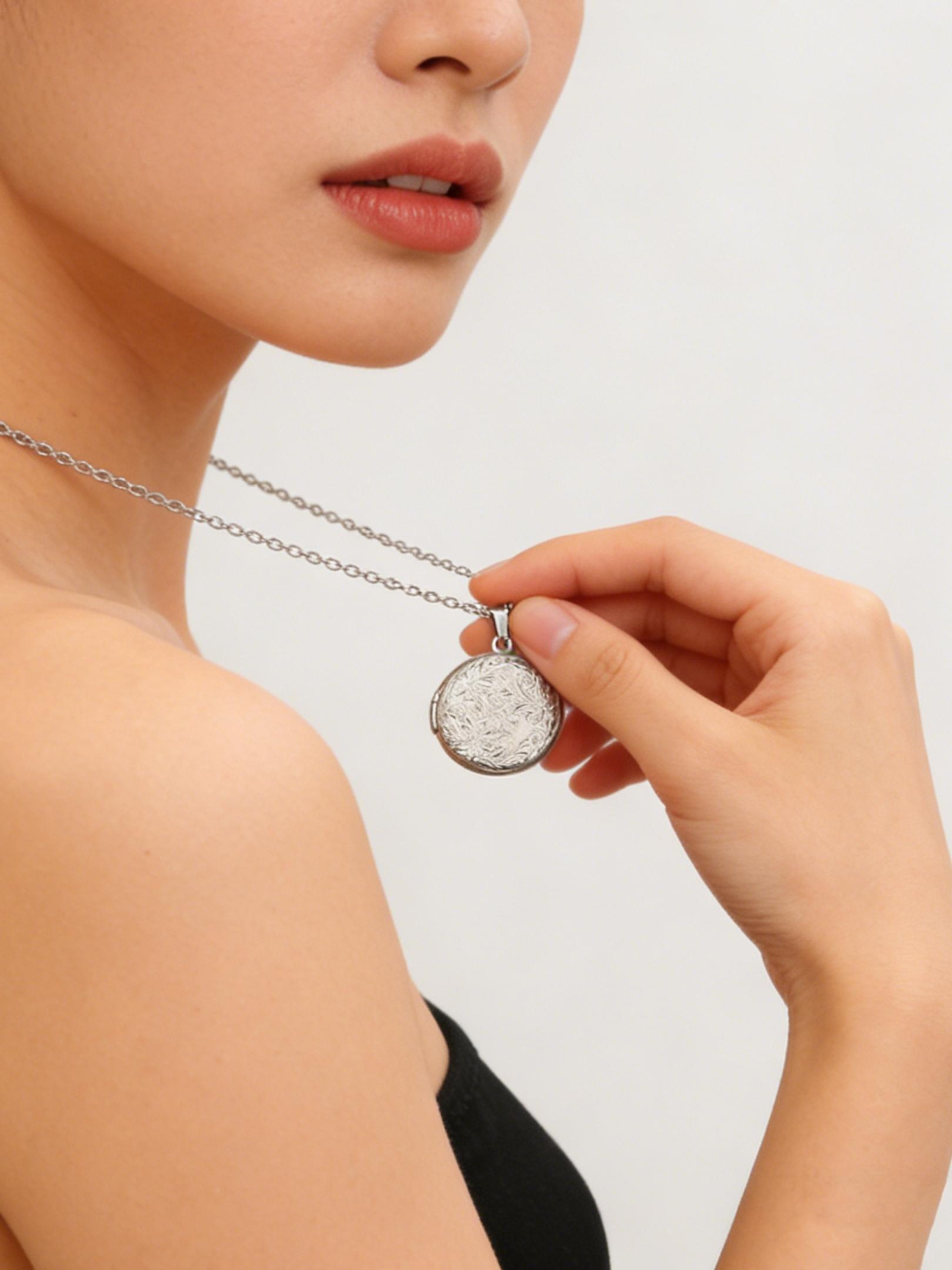 1Pc 304 Stainless Steel Engraved Flower Locket Necklace, Vintage Round Photo Locket Pendant Necklace, Personalized Memory Keepsake Necklace for Women, Hypoallergenic Tarnish Resistant