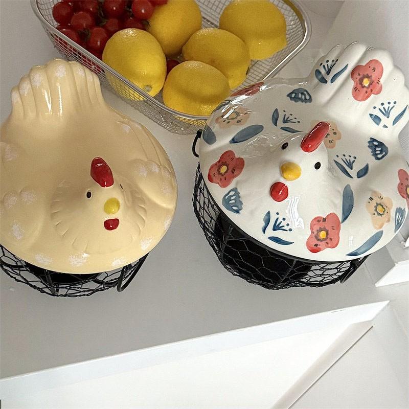 Farmhouse Style Chicken Ceramic Egg Basket with Metal Wire and Lid, Decorative Multi-Functional Kitchen Storage Box, Dustproof Seal Design