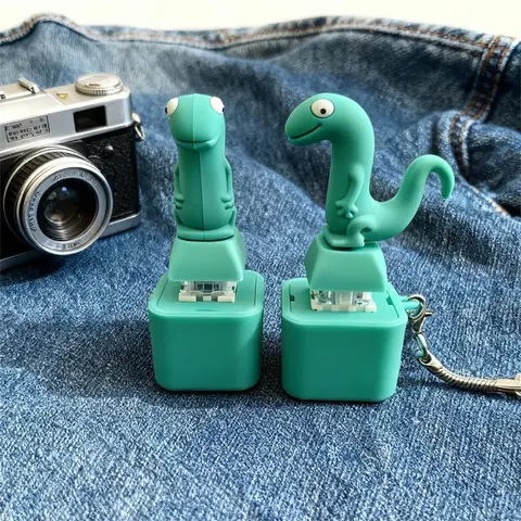 Cute Lizard Resin Button Clicker Fidget Keychain - Everyday EDC Fashion Accessory, Clicker Fidget Toys with Realistic Sound, Stress Relief Animal Gadget, Birthday Gift for Friends