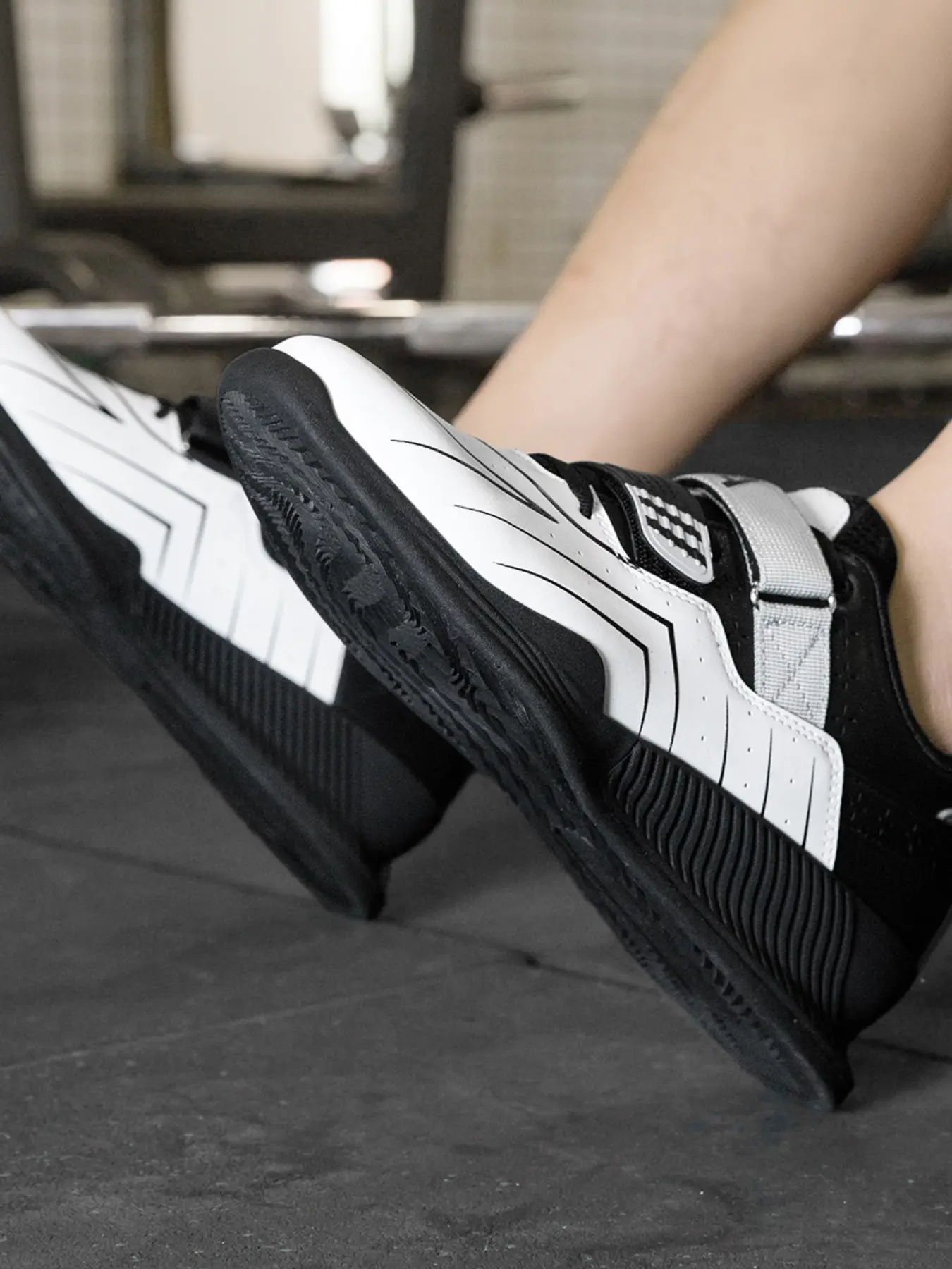 New Fitness Shoes for Squats and Deadlifts, Flat Sole Design, Breathable Anti-Slip, Ideal for Cross Training and Gym Workouts