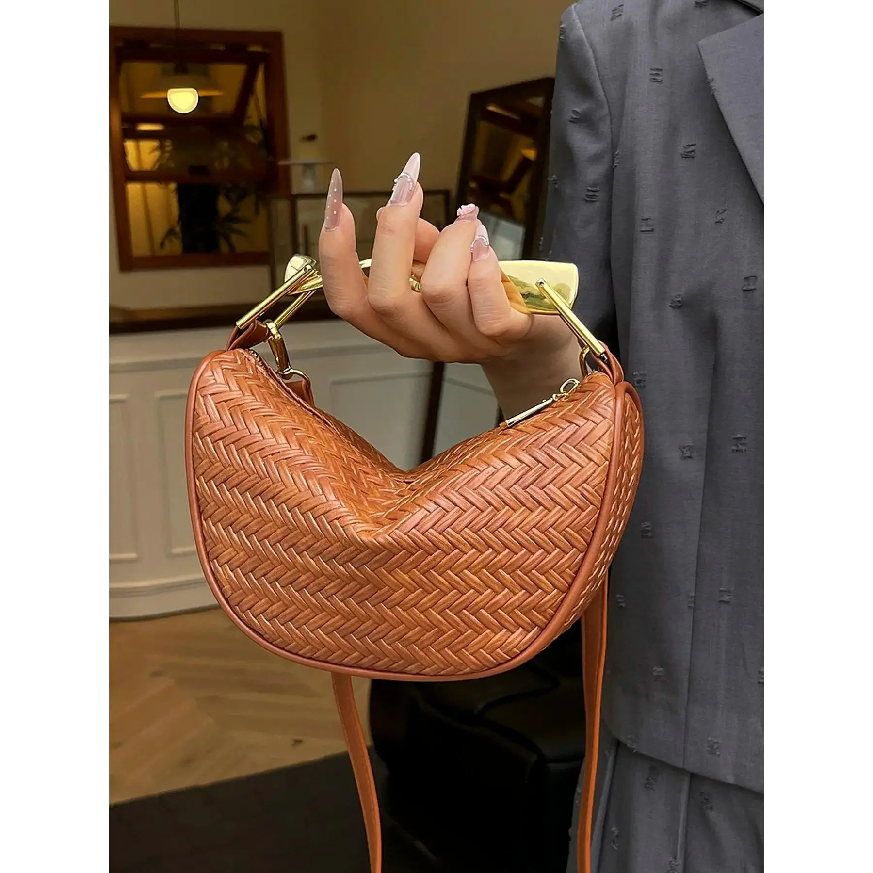 Retro woven crescent bag, metal handle niche design handbag, unique creative design, versatile and available in multiple colors, suitable for daily commuting, shopping, afternoon tea, etc., Crossbody Hobo Handbag, Pu Leather Bag, Casual Everyday Bag