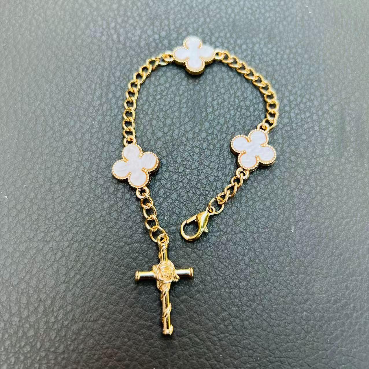 Four-Leaf Clover Steering Wheel Ornament, Rose Cross Pendant, Elegant Car Steering Wheel Decoration, Car Accessories, Car Hanging Decorations, Car Interior Decoration, Car Interior Accessory