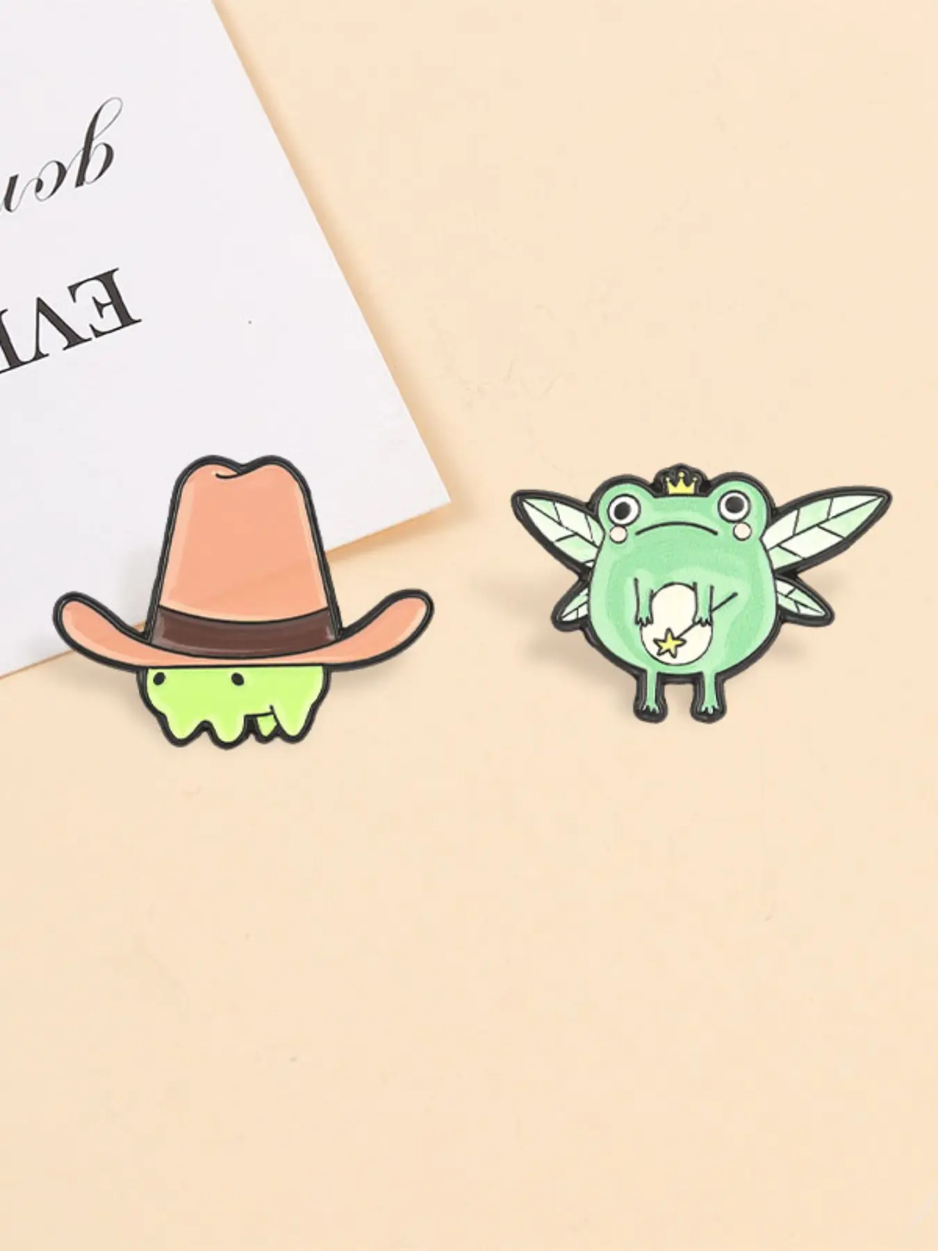 2PCS Cartoon Cute Frog Cartoon Alloy Pin , Frog Fairy Wearing Crown Dragonfly Wings Holding Magic Wand & Cowboy Frog Brooch , for Animal Lovers Backpack Jacket Clothing Badge  Decoration Gift, Fashion Lapel Pin