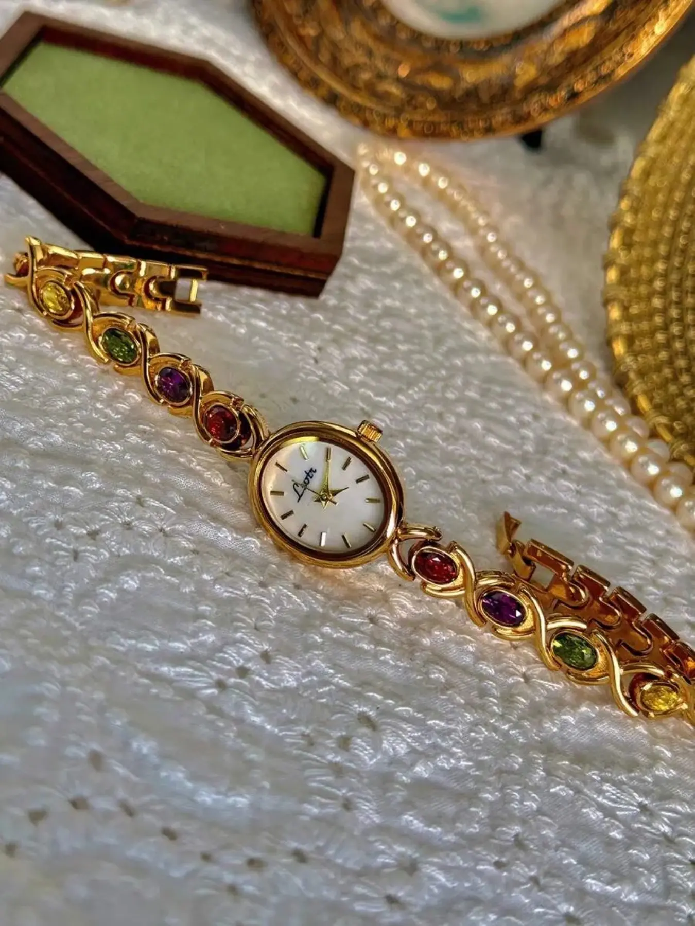 Women's Vintage Emerald Crystal Watch, Fashionable Analog Watch, Oval Pearl Dial, Elegant Daily Wear, 30m Waterproof, Durable Precision Timepiece