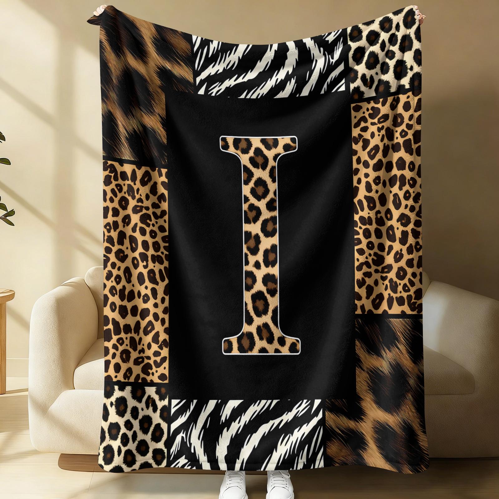 26 Letters Leopard Print Flannel Blanket, Soft & Comfortable, Warm & Breathable, Perfect for Couch Bed Recliner, Stylish Alphabet Printed Flannel Throw, Suitable for Bedroom Living Room Dorm, All-Season Cozy Gift Blanket