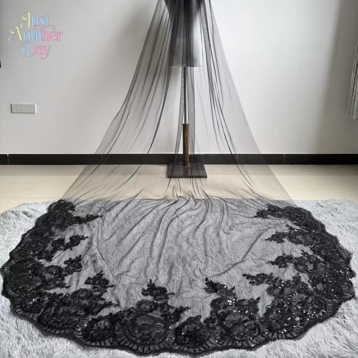 Luxury Sequin Lace Cathedral Wedding Veil Long Bridal Trailing Veil with Sparkling Gold-Trimmed Lace Perfect for Grand Church Ceremonies and Ball Gown Wedding Dresses