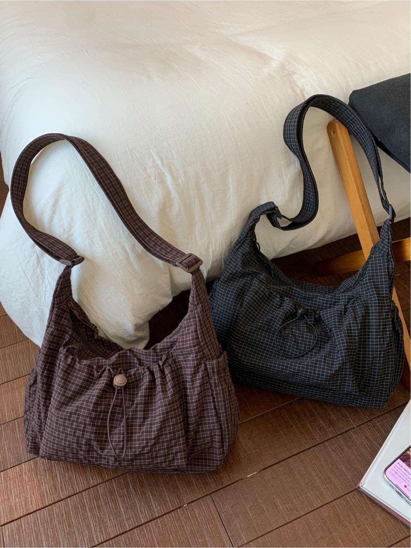 Japanese-style minimalist plaid canvas bag, large capacity, 2025 new autumn/winter casual shoulder/crossbody bag, high-end commuter dumpling bag, zip closure, suitable for campus, workplace, commuting, casual shopping, and everyday accessories.