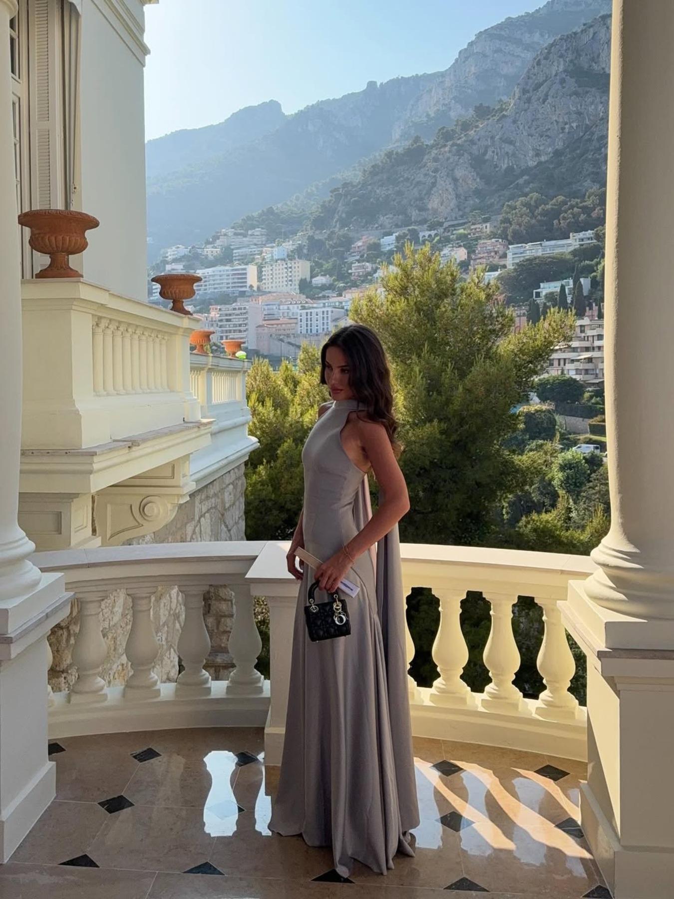 Elegant Satin Halter Neck Long Dress with Draped Straps, Bodycon Waist Cinching Design, Formal Evening Gown for Special Occasions, Formal Wear