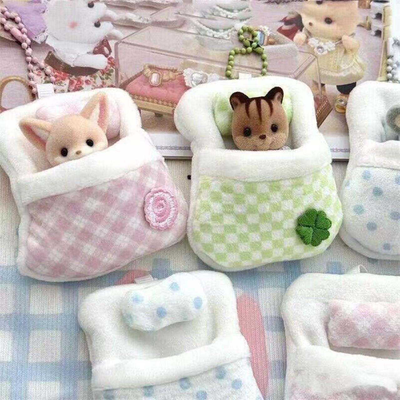 Cute Clover Plush Bed Nook, High Aesthetic Mini Doll Storage Nest, Fun Soft Toy Organizer, Ideal Choice for Collectors