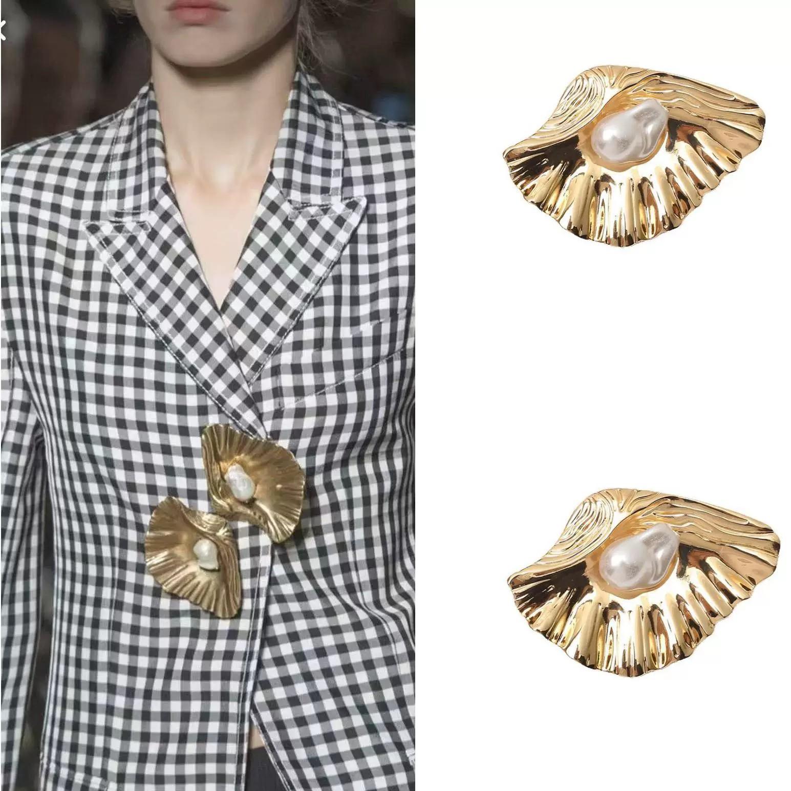 French Vintage High-End 3D Metal Shell Brooch, Unique Design Fashion Accessory, Jacket Flower Pin, Stylish Clothing Embellishment