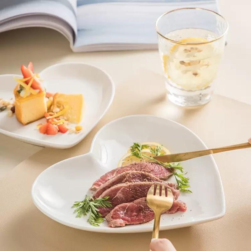 4-Piece Heart-Shaped Ceramic Plates Set, Stackable Dessert Salad Fruit Snack Chips Sandwich Cheese Biscuit Serving Dishes, Oven Microwave Dishwasher Safe, Modern Ceramic Dinnerware