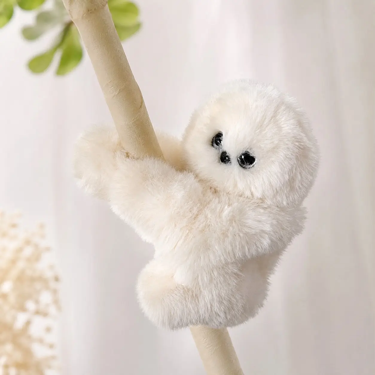 A plush owl that talks, sings, and bobs its head—a soft, fluffy owl decoration suitable for both cars and homes; its cute plush design makes it a charming accent for desks and living rooms, and a unique gift for owl enthusiasts.