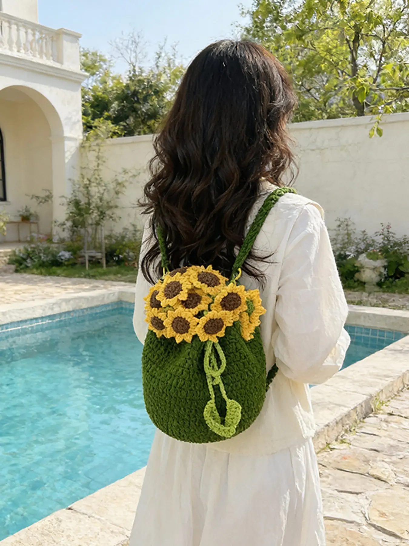 A niche handmade crochet sunflower drawstring backpack, made with green yarn and a cute flower drawstring design, adjustable shoulder straps, a versatile backpack perfect for daily commuting, parties, and outings.