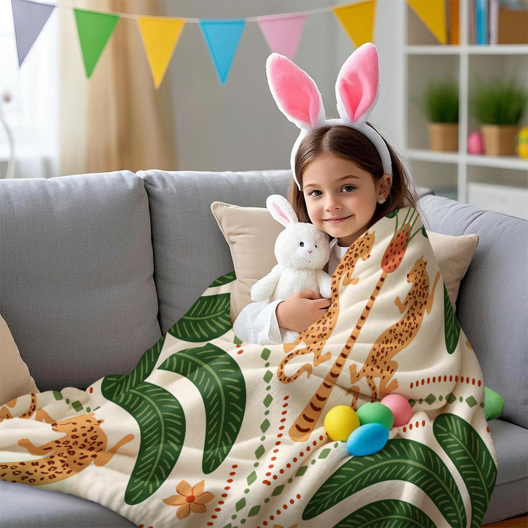 1 Pcs Tropical Cheetah & Palm Blanket, Bohemian Style Flannel Blanket, Warm, Breathable and Shed-Free, Essential for Travel and Picnics, Ideal for Exotic Style Lovers, Unique Bedrooms and Dorm Napping