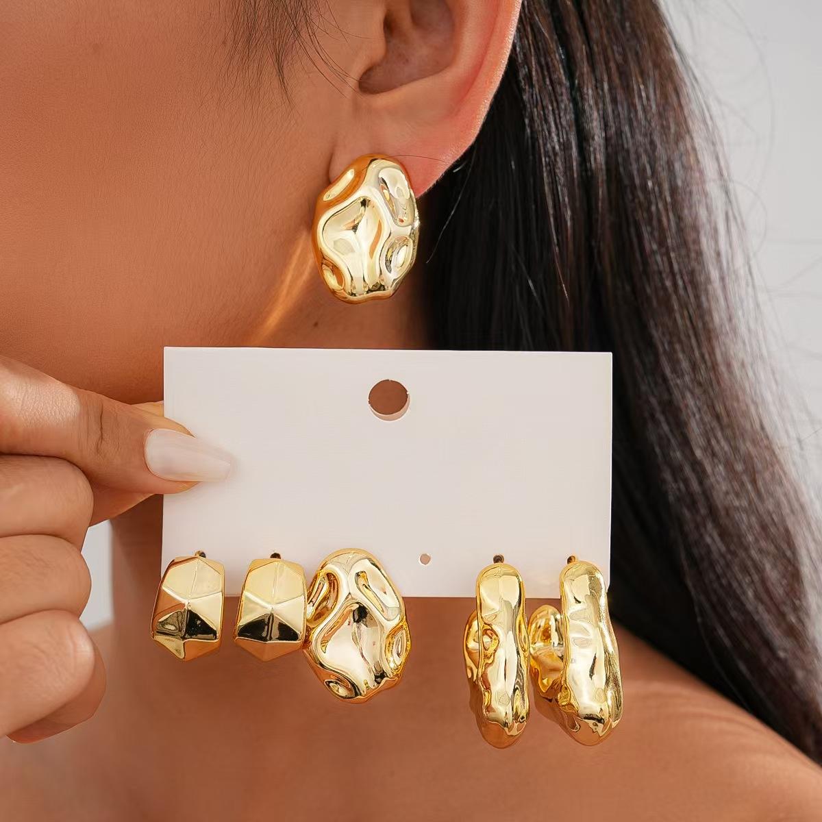 Gold-colored European and American minimalist geometric three-dimensional irregular earrings with a unique design, pleated studs, niche high-end earrings