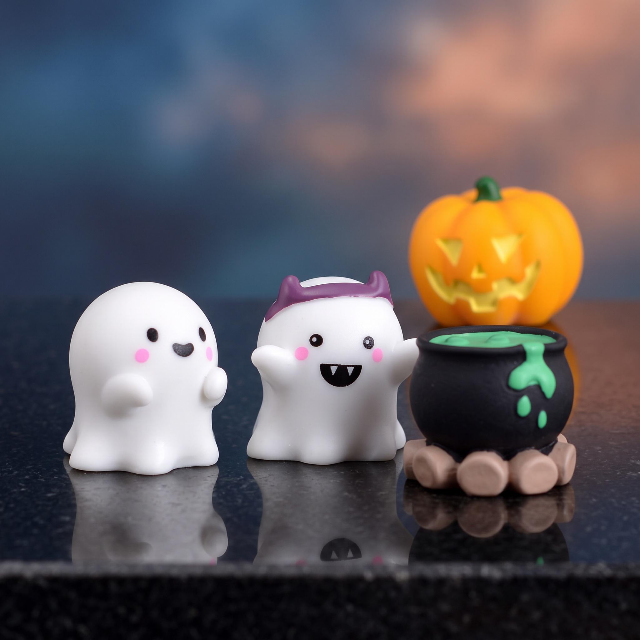 6 Pcs Halloween Decoration Ghost Figurine,Halloween Ghost Statue,  Resin Sculpture, Cute Ghost Decor, Perfect Indoor & Porch Decoration Tabletop Decor-YY1