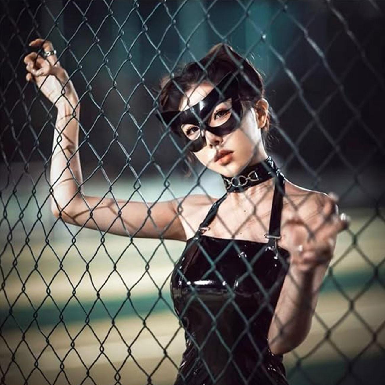 The cute cat lady mask decoration is suitable for wearing together with friends to attend party events, role-playing activities and themed gatherings. With it, you will become charming and alluring, captivating and full of seductive charm. (5-piece set)