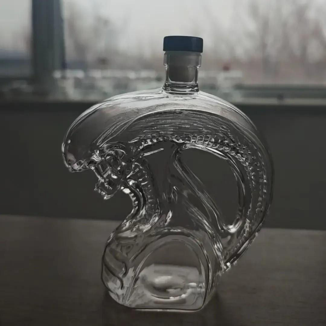 Novelty Alien Xenomorph Whiskey Decanter, Sci-Fi Themed Liquor Storage Bottle, Premium Barware Gift, Horror Movie Enthusiast, Man Cave Decor