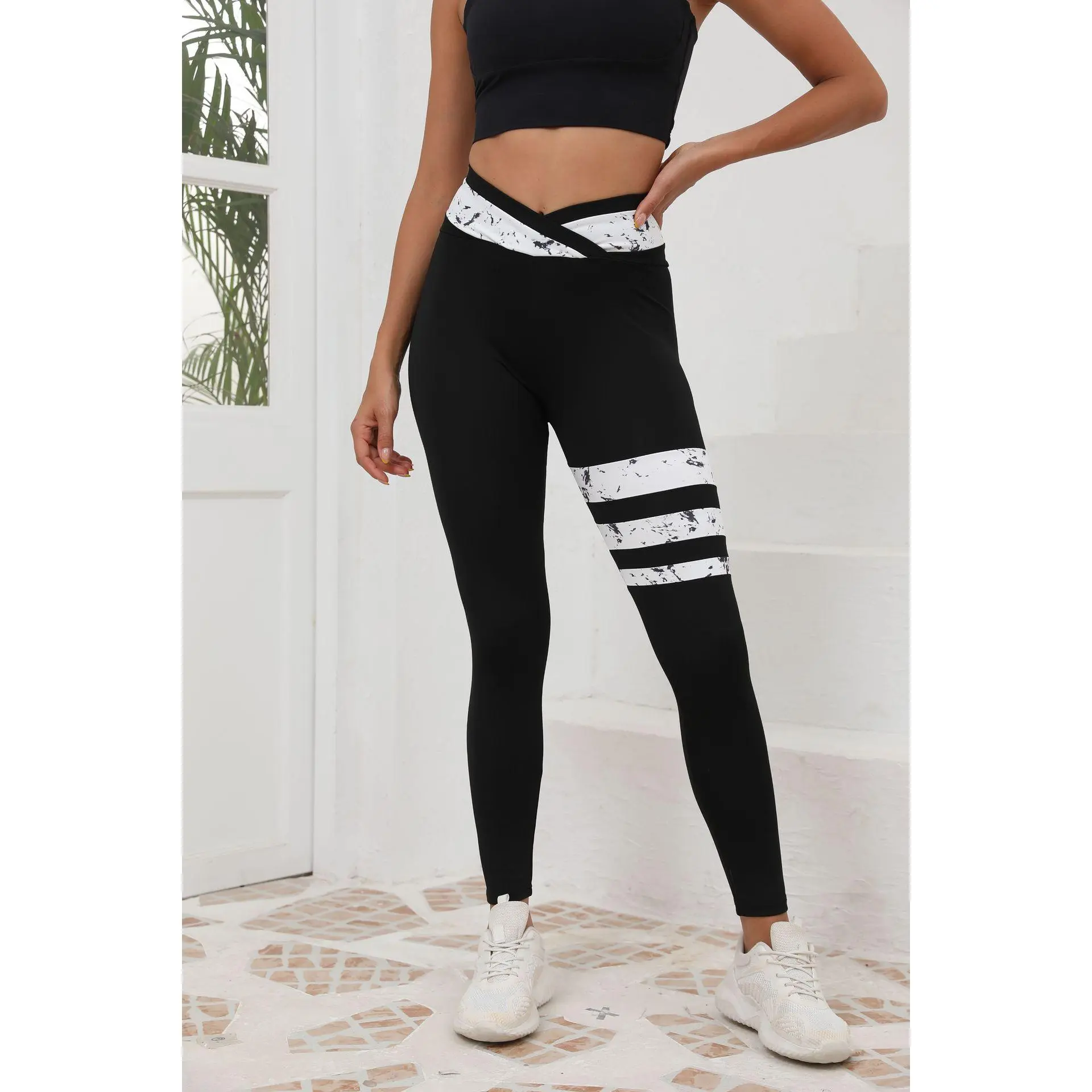 Women's yoga pants are slim-fitting, butt-lifting, sweat-absorbent, quick-drying, suitable for running, outdoor sports, and gym workouts, featuring a cross-waist design and printed patterns.
