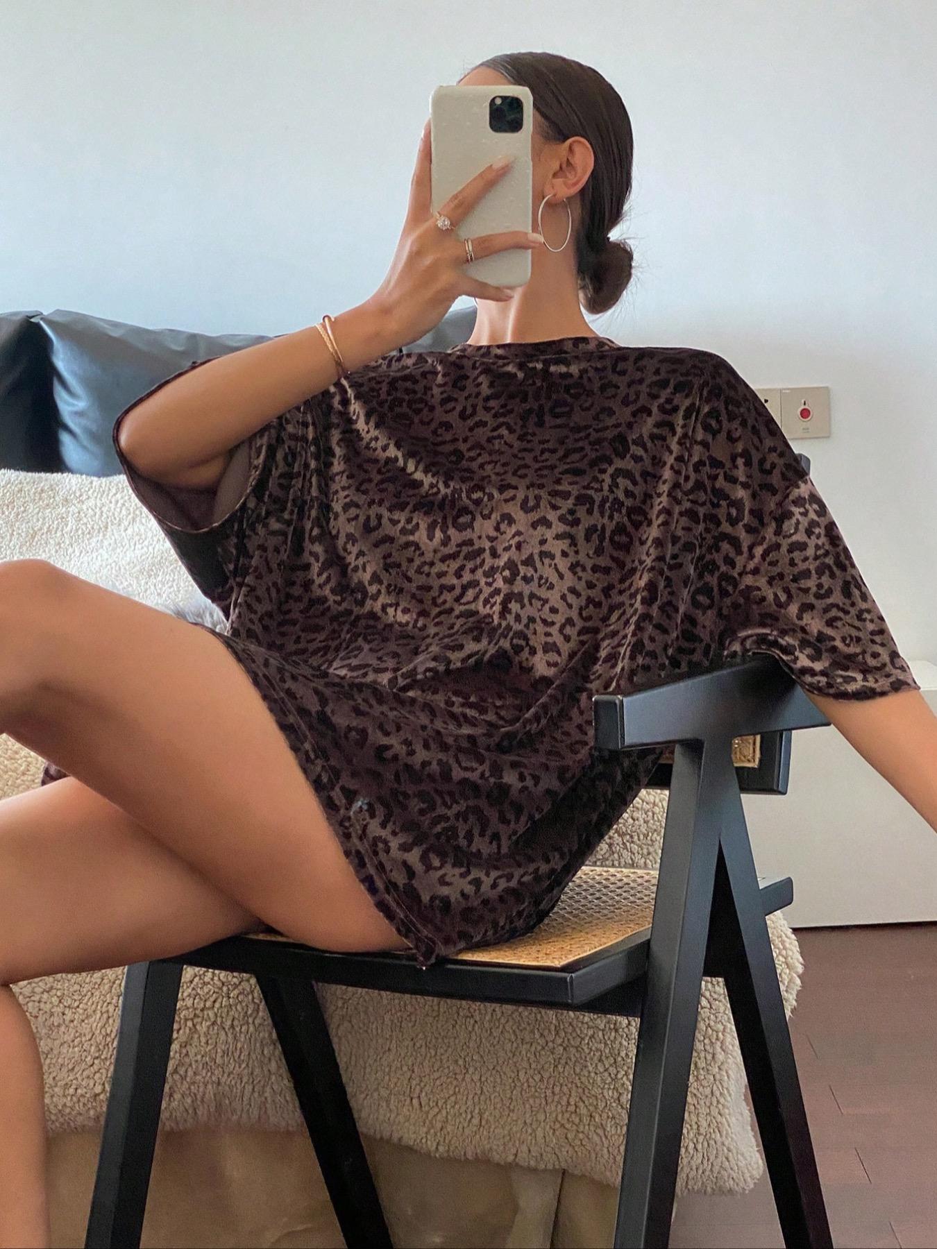 Women's Casual Velvet Leopard Print Loose Dropped Shoulder T-Shirt, Oversized T-Shirt，Comfortable and Stylish, Perfect for Everyday Wear, Ladies Fashion Top