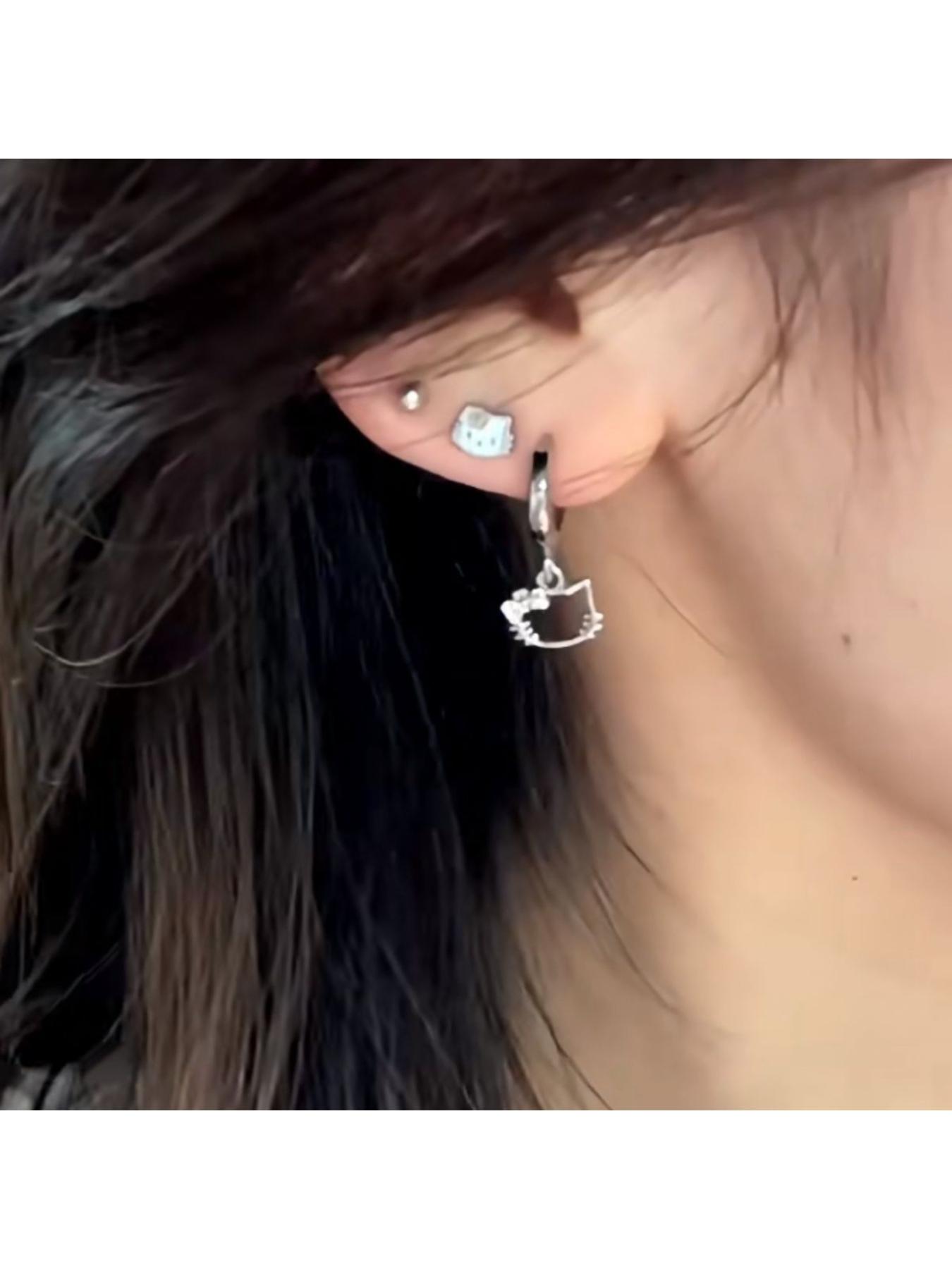 New sweet and cute cat pendant with a unique and niche ear cuff design, stylish sweet and edgy ear accessories.