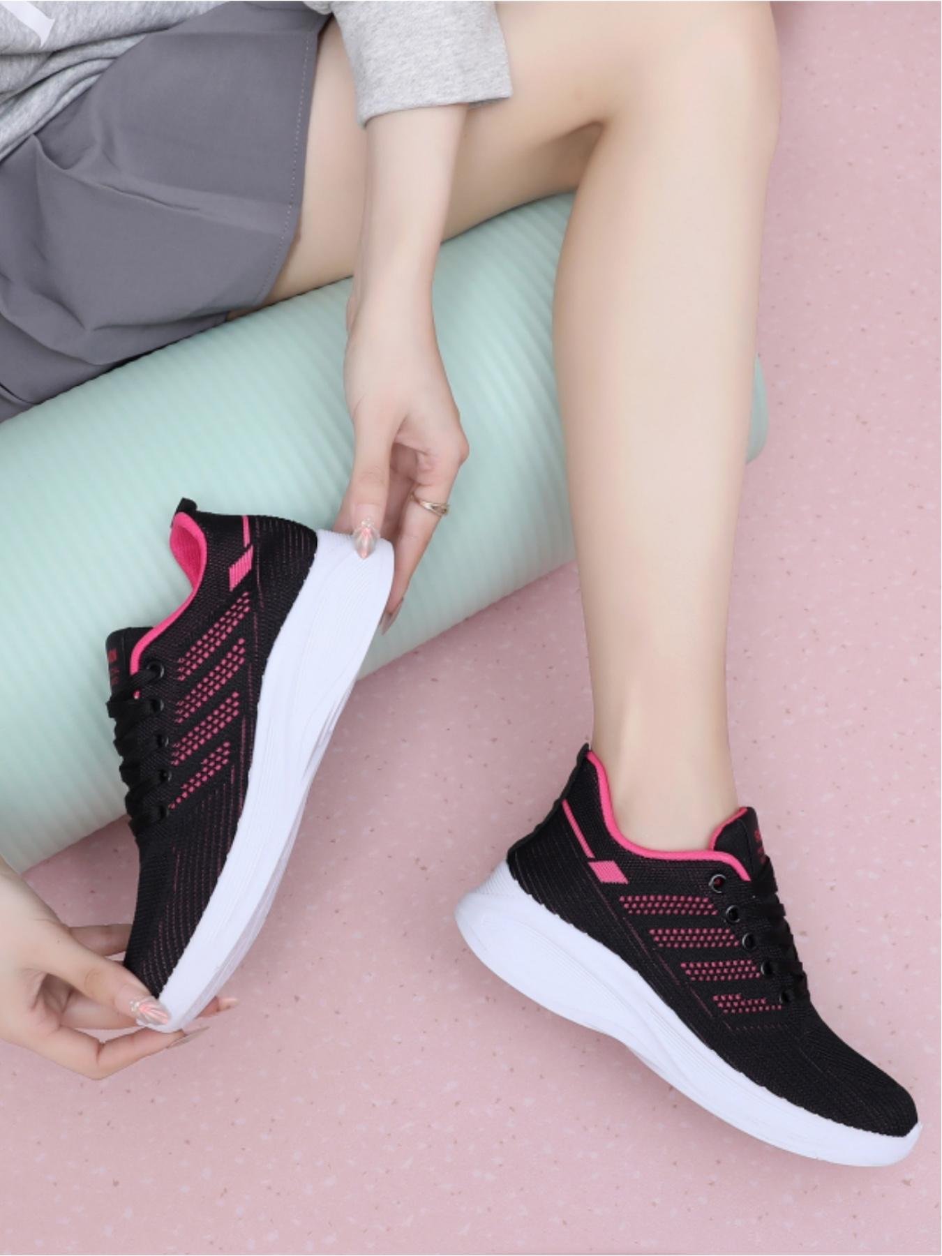 Ladies' casual sports shoes, with contrasting color decoration and fashionable design, trendy logo highlighting personality, breathable mesh wrapping for comfortable and lightweight, thick sole structure for stable support and rebound