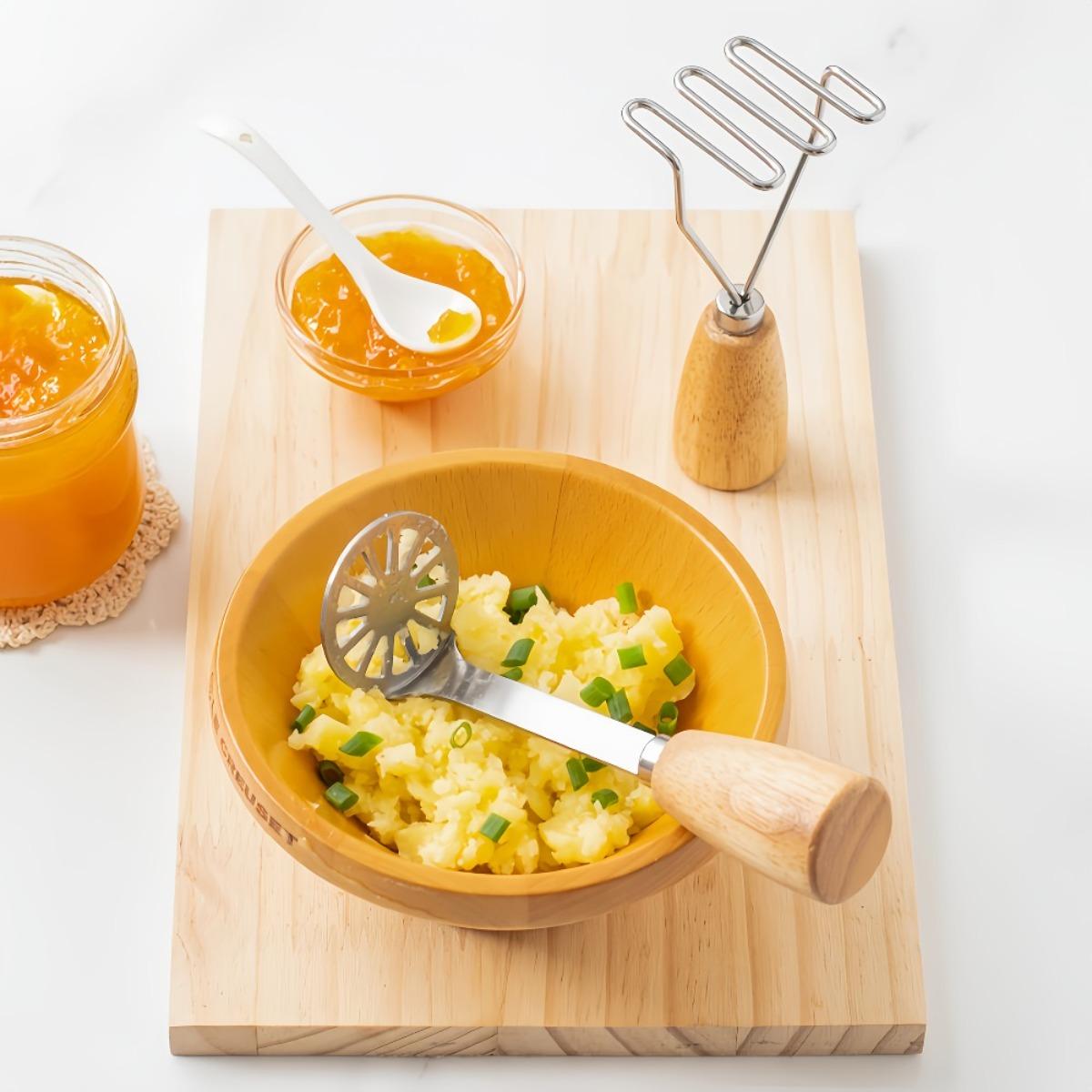 Manual potato masher, lemon juicer, manual press non-stick potato masher with non-slip wooden handle, rust-proof food masher. Potato mashing, food preparation, compact design