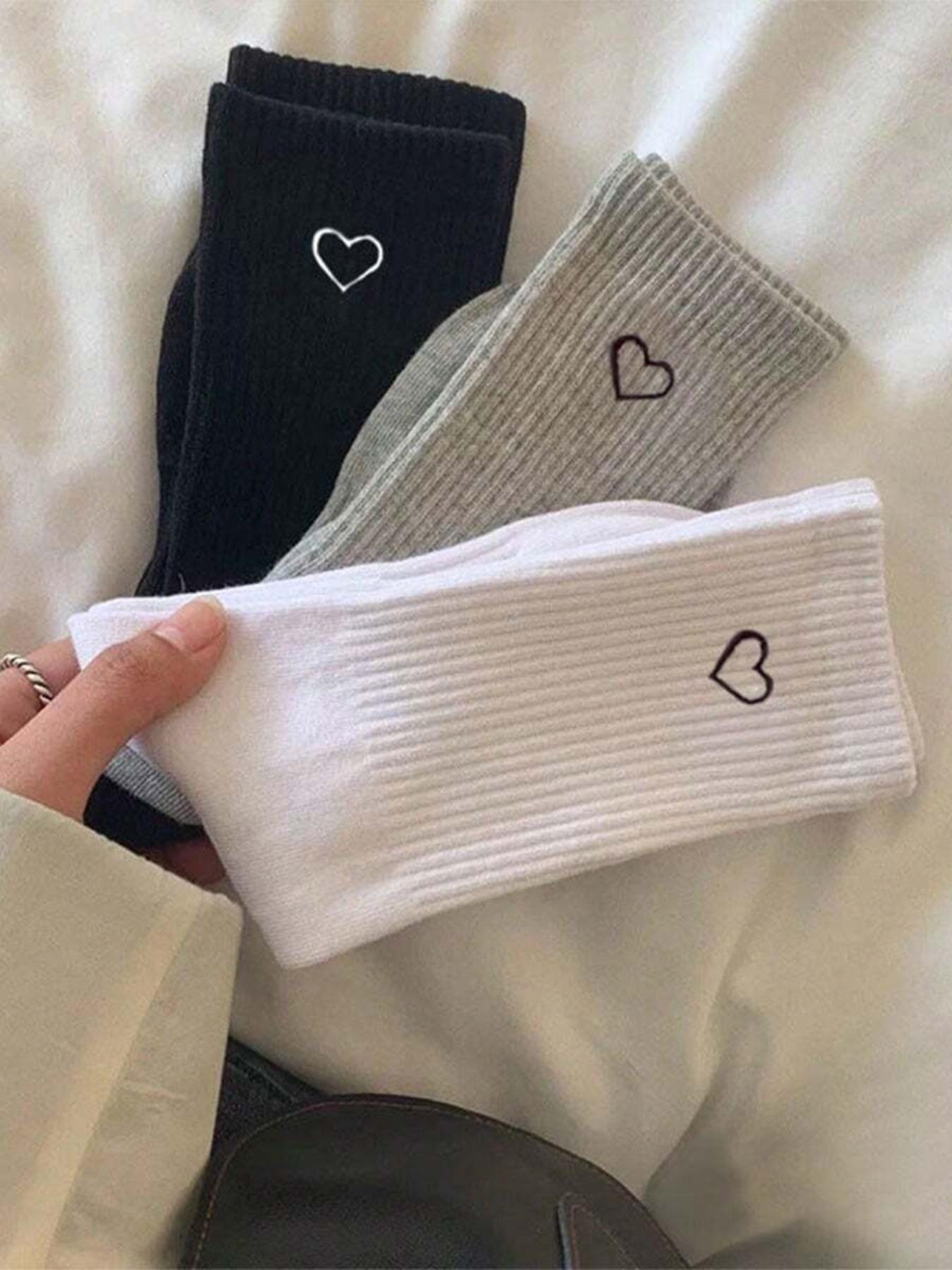 Women's Love Heart Print Crew Socks, Cute Casual Moisture Wicking Mid-Calf Socks, Soft Comfy Breathable Socks for All Seasons