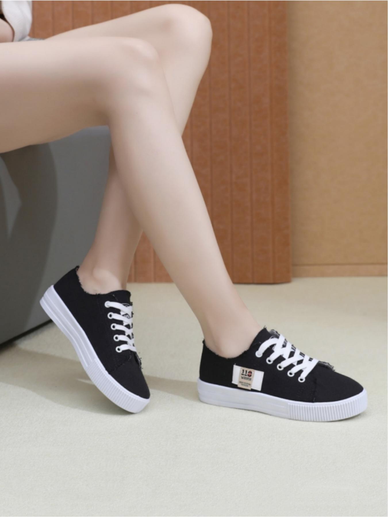 Ladies' casual canvas shoes, made of soft and skin friendly canvas material, with a thick white sole that is lightweight and resilient. Available in multiple colors, this simple and versatile style is ideal for daily commuting and campus wear