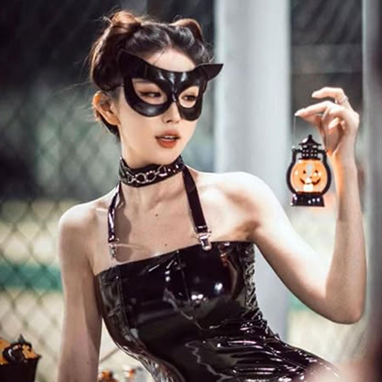 The cute cat lady mask decoration is suitable for wearing together with friends to attend party events, role-playing activities and themed gatherings. With it, you will become charming and alluring, captivating and full of seductive charm. (5-piece set)