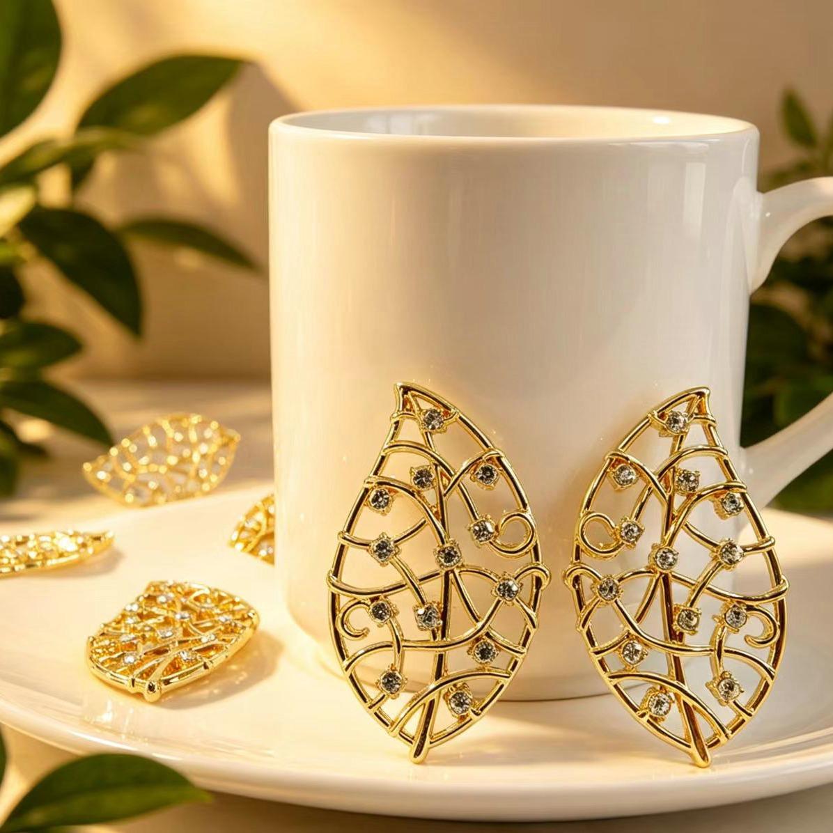 Goldene Blatt Strass Anhänger，Alloy Hollow Out Rhinestone Leaf Desktop Decor, Elegant Tabletop Ornament, Perfect for tabel Decoration, Unique Gift Idea
