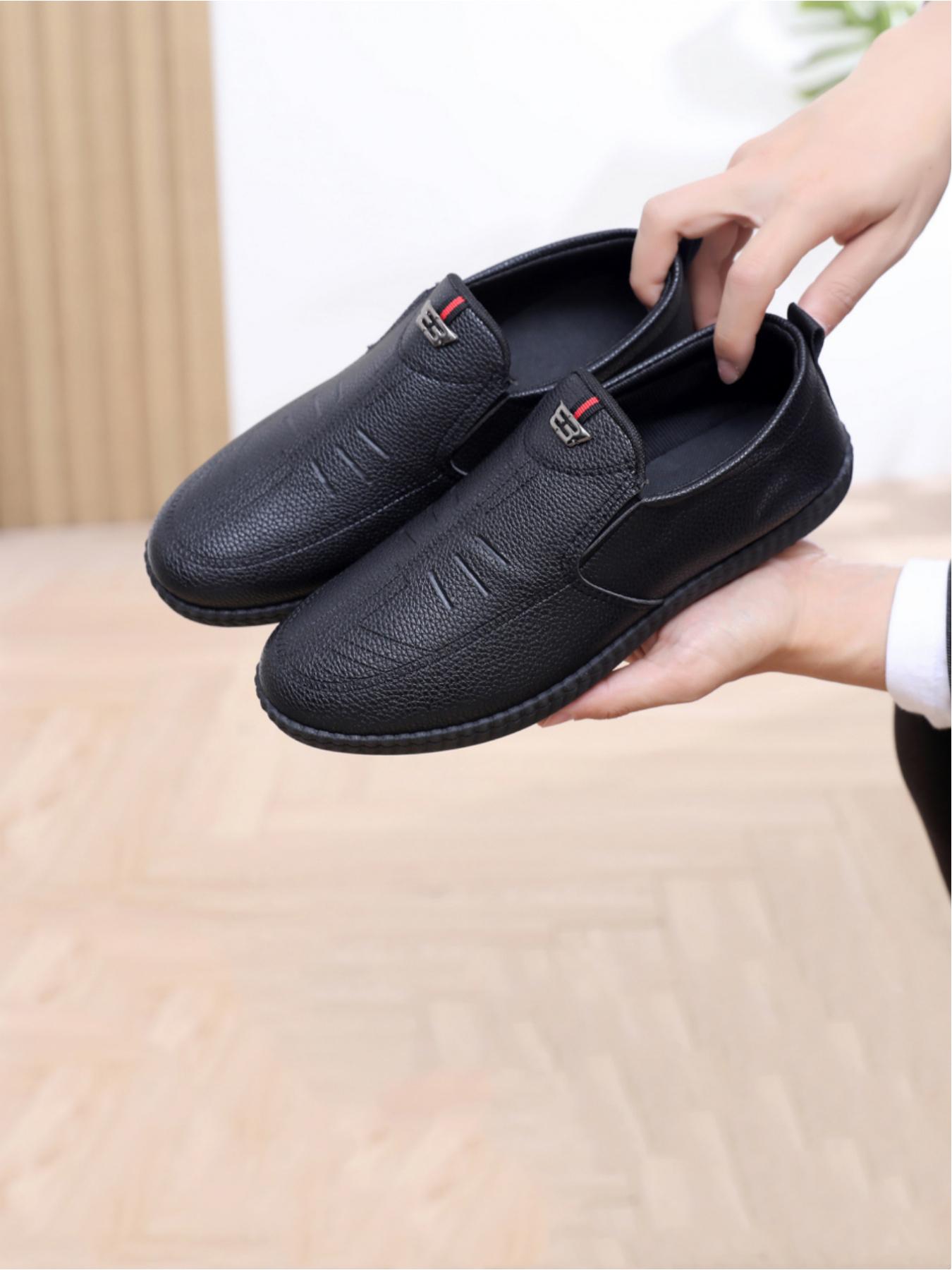 Men's casual shoes, with a texture of lychee texture on the upper, are fashionable and durable. The red and black striped details are embellished, and the thick and tough sole is a powerful tool for daily commuting and casual wear