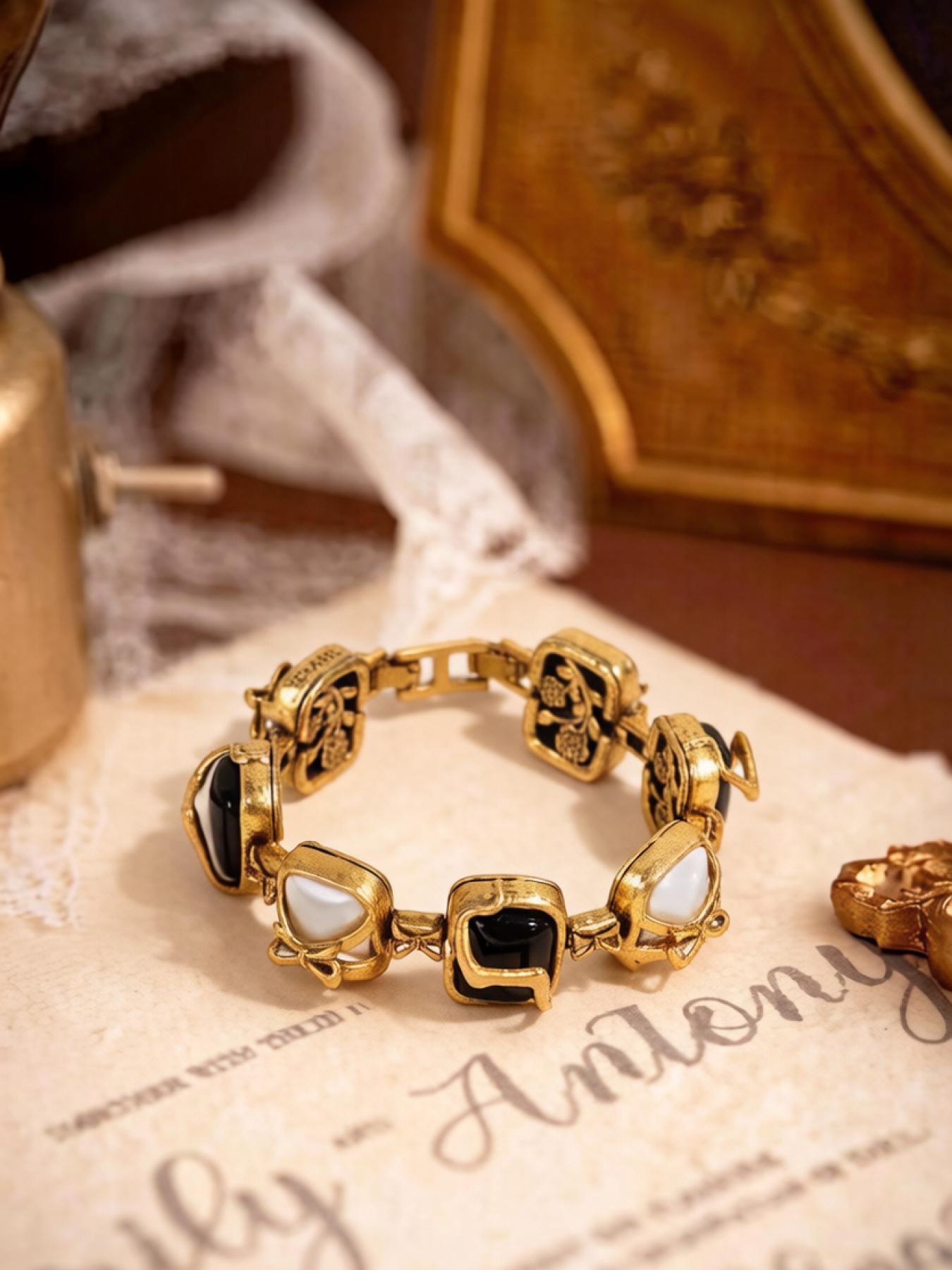 1 fashionable and elegant Baroque diamond encrusted bracelet, suitable for daily commuting, vacation and dating, and also a surprising and exquisite small gift.
