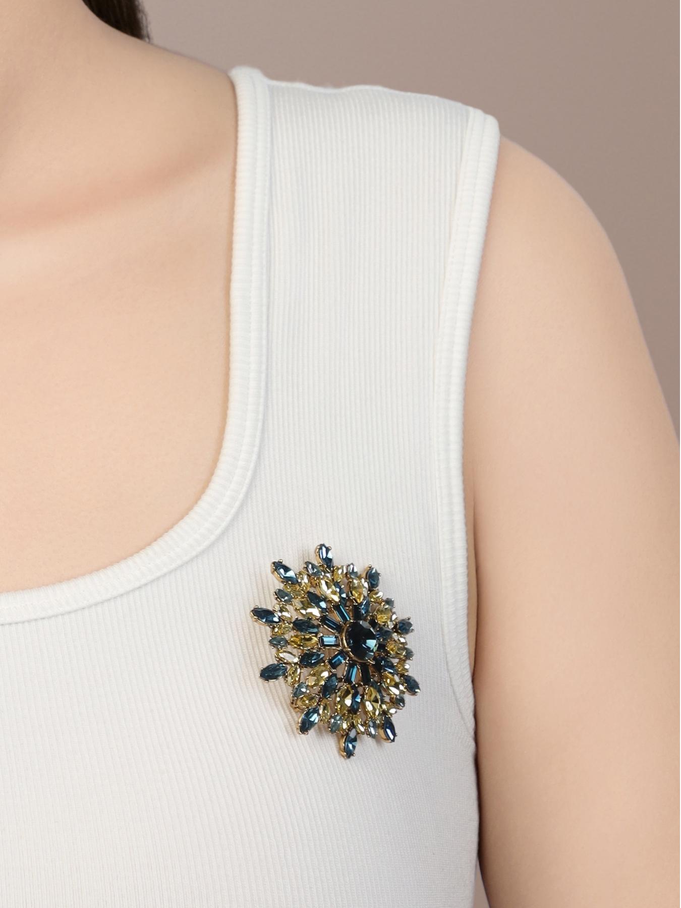 A fashionable and elegant snowflake shaped brooch, suitable for daily wear, vacation dates, and other occasions, and also a surprising and exquisite small gift.