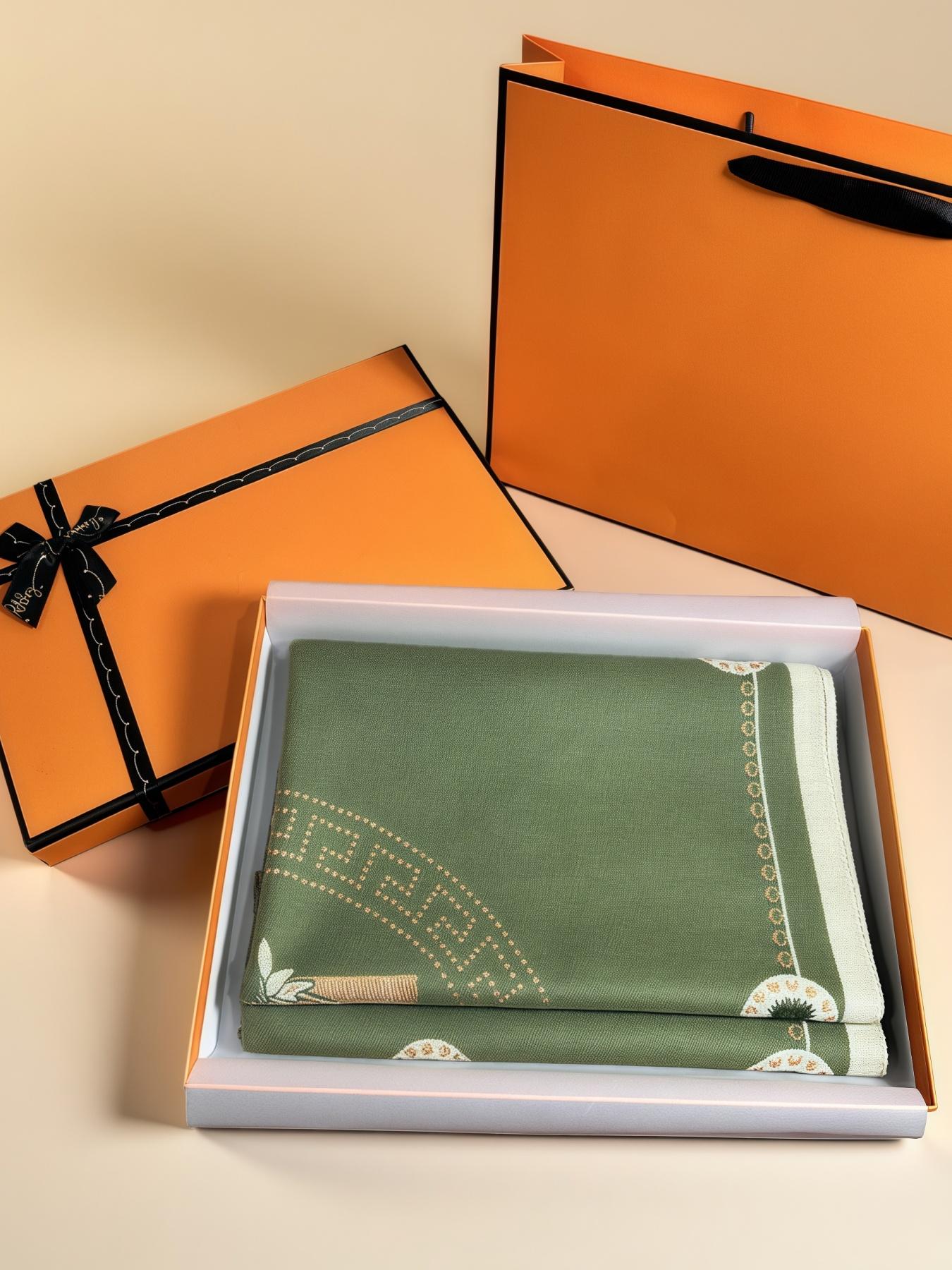 Women's High-Quality Knit Scarf, Warm Fitted Design, Valentine's Day Perfect Gift for Her, Ideal for Fall & Winter, Includes Gift Box, Knitted Scarf